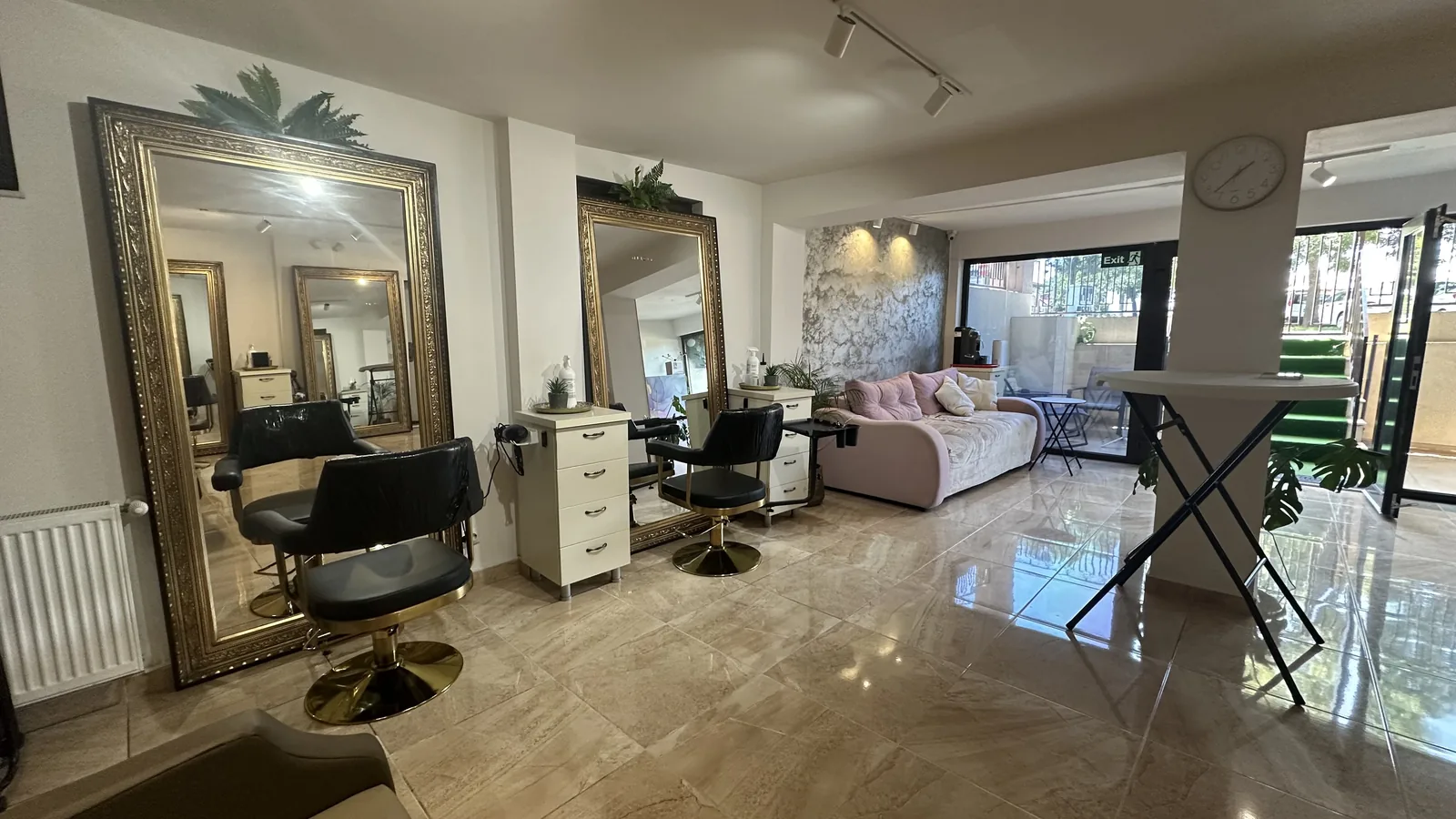Interiorul salonului Apriori din Ploiești