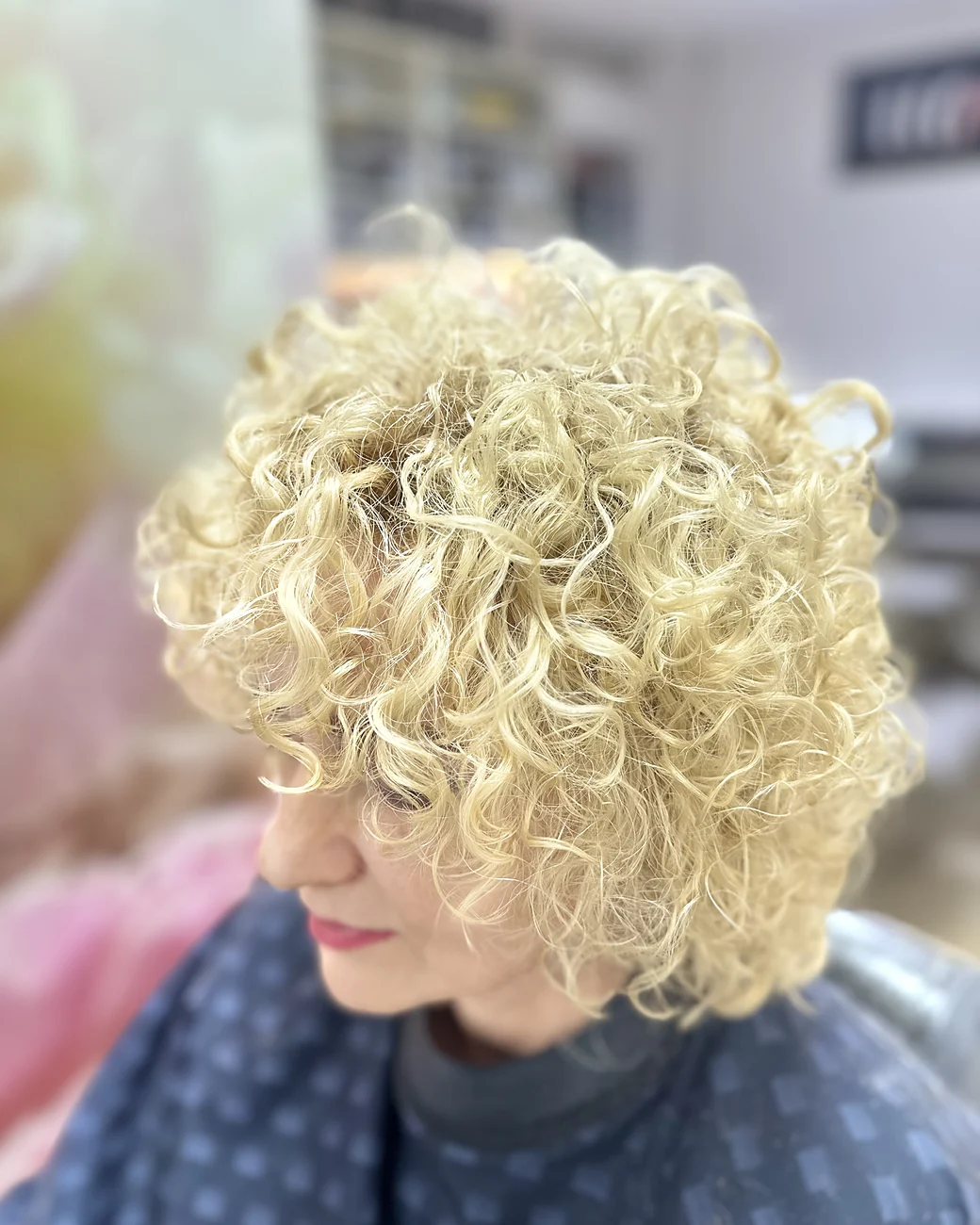 Permanent creț realizat la salonul Apriori